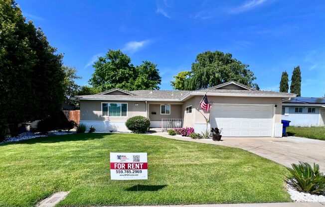 $2,220 Gettysburg & Willow, 3 Bedroom 2 Bathroom - Ashcroft Ave, Clovis - 2 living rooms + yard care included