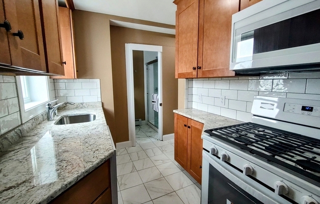 2 beds, 1 bath, $2,100, Unit 2