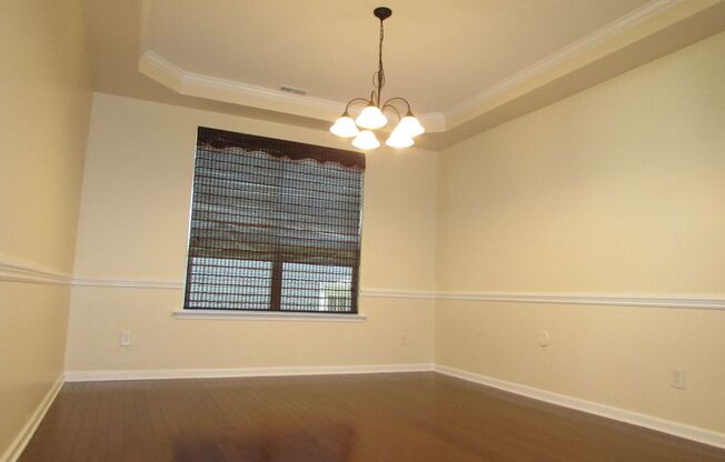 Grand 5 Bed/ 4 Bath Home - Waterlynn Subdivision - Chef's Kitchen - Sunroom - Covered Back Deck - Community Pool