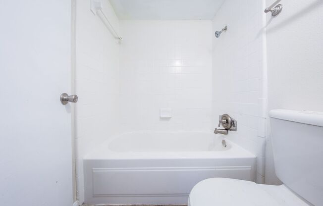 Studio, 1 bath, 450 sqft, $599, Unit 180-J