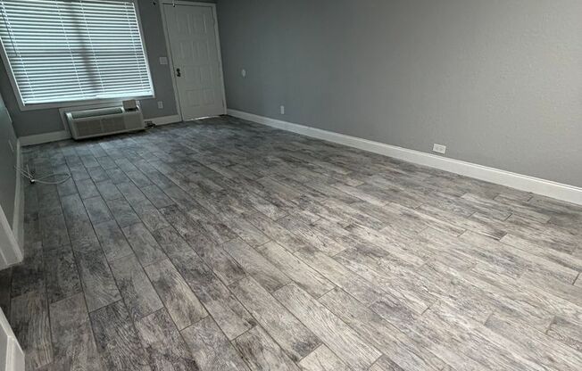 1 bed, 1 bath, 700 sqft, $1,150, Unit Unit 33