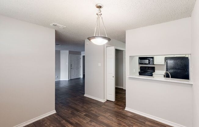 1 bed, 1 bath, 950 sqft, $919