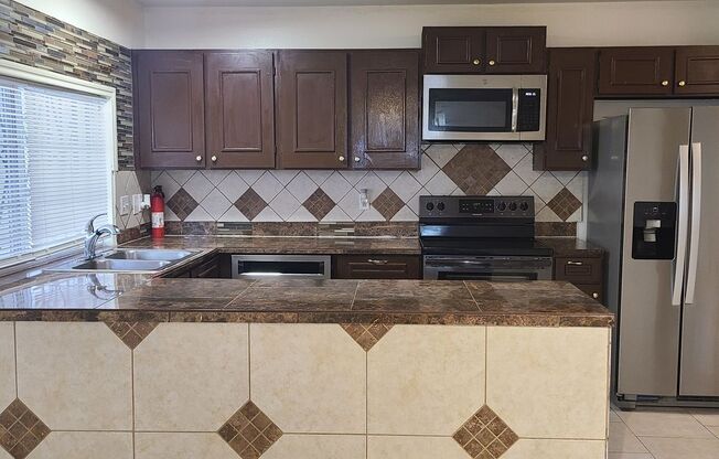 Spacious 2 BR/2.5 bath townhome near the Medical Center w/a fenced in yard!