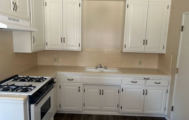 2 beds, 1 bath, $1,095