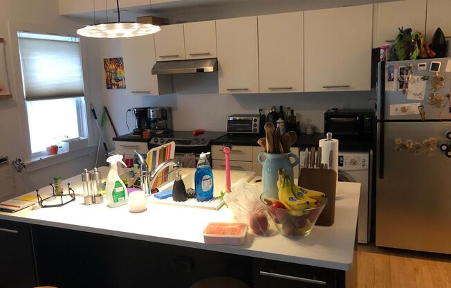 Spacious 1BR + Convertible Large Den/Study in Prime East Rock Location