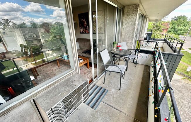 2 beds, 1 bath, 736 sqft, $2,440, Unit 16