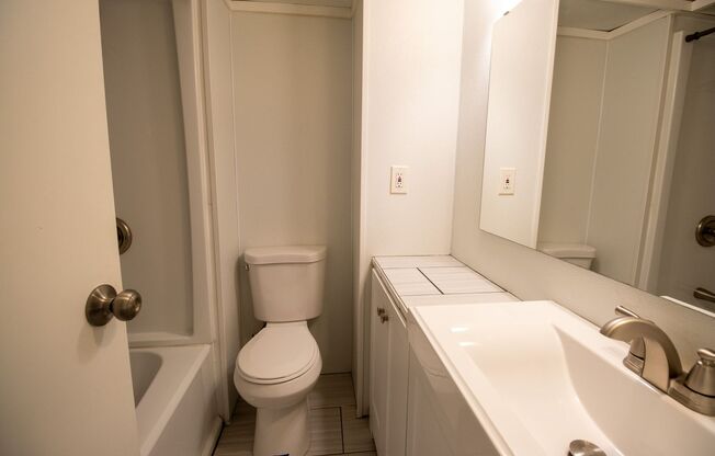 2 beds, 1 bath, 784 sqft, $1,100, Unit 1802 2W