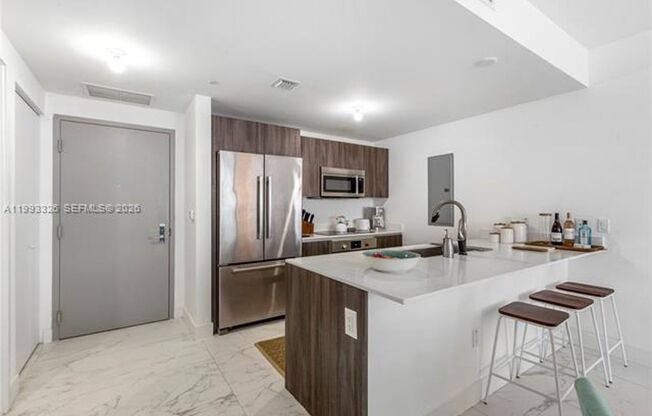 2 beds, 2 baths, 1,038 sqft, $5,200, Unit 488 NE 18th St # 909