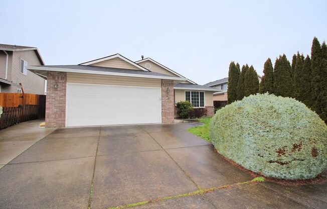Spacious Southeast Hillsboro 3 Bedroom/2 Bath Home with Fenced Yard