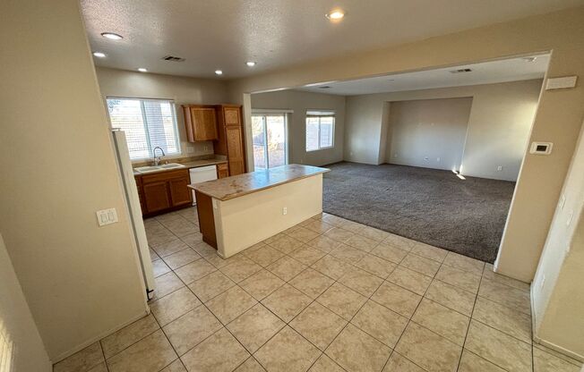 Gorgeous 3bed / 2.5bath home in the Silverstone Ranch community!