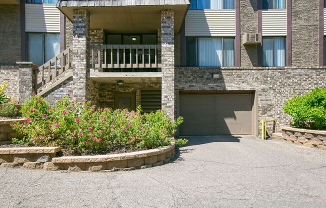 1 bed, 1 bath, 694 sqft, $1,175, Unit 25-106