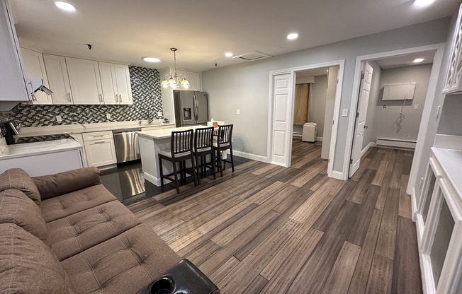 2 beds, 1 bath, 765 sqft, $2,500, Unit 103