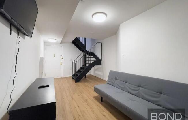 2 beds, 1 bath, $5,395, Unit 1E