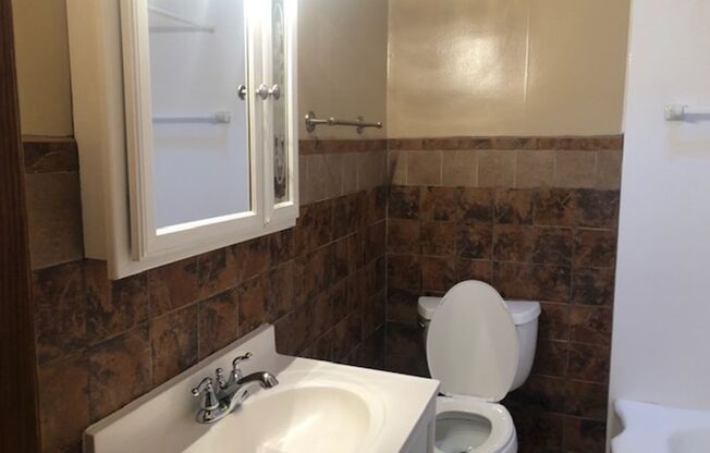 The Perfect 2 Bed / 1 Bath Townhouse 5 mins from Baltimore City in Morrell Park