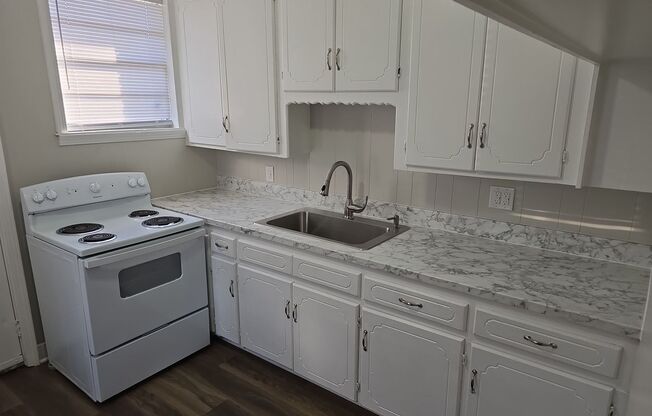 2 beds, 1 bath, $1,095, Unit 3702 Live Oak