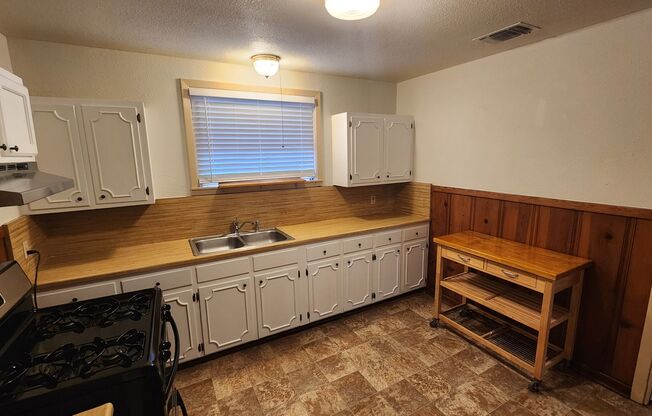 3 beds, 1 bath, $1,595