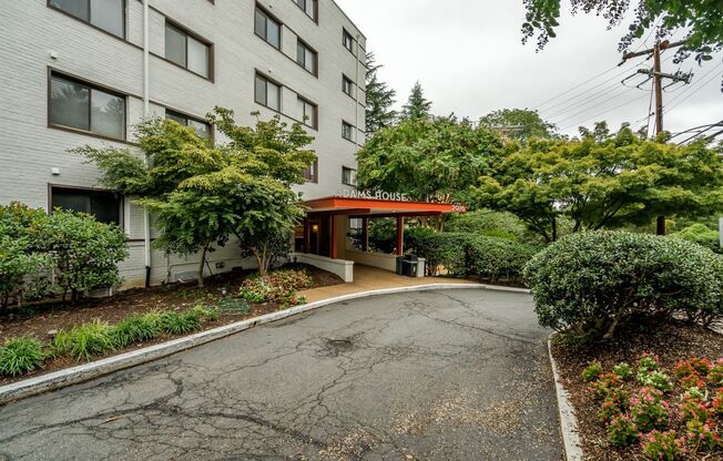 Rare Large Efficiency (552 Sq Ft) Close To Courthouse Metro In Adams House - Utilities Included!