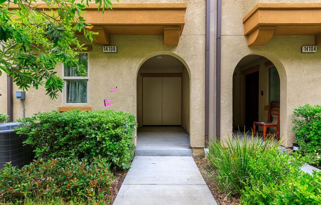 Amazing 3 Bd/ 3 Ba Townhome in Van Nuys!