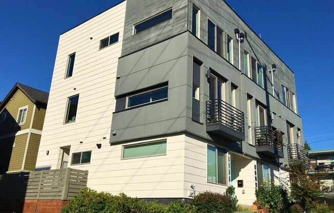 Stunning Ballard Townhome with Rooftop Deck, Views & Parking!