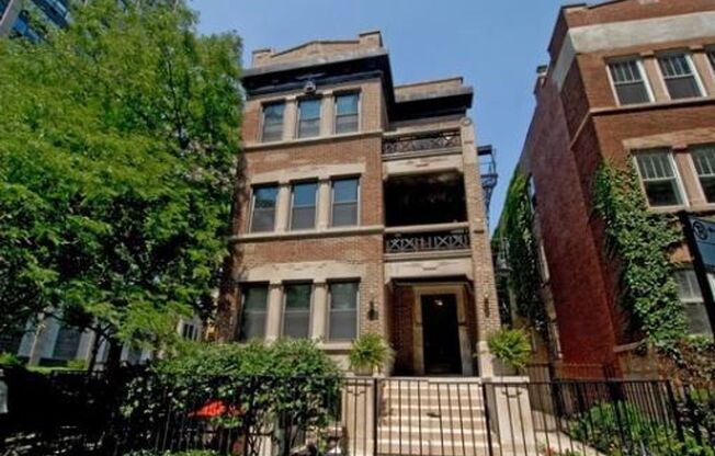 East Lincoln Park 2 Bed, 1 Bath Residence