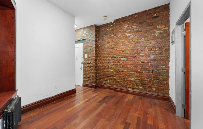 2 beds, 1 bath, $4,300, Unit 20