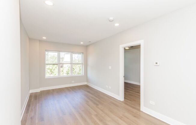 Beautiful Top Floor Pilsen 1 Bedroom