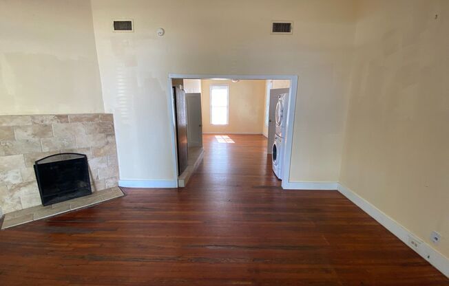 Charming & Updated 3 BR / 2 BA House Downtown & Walking Distance to the University of TX / Wood Floors