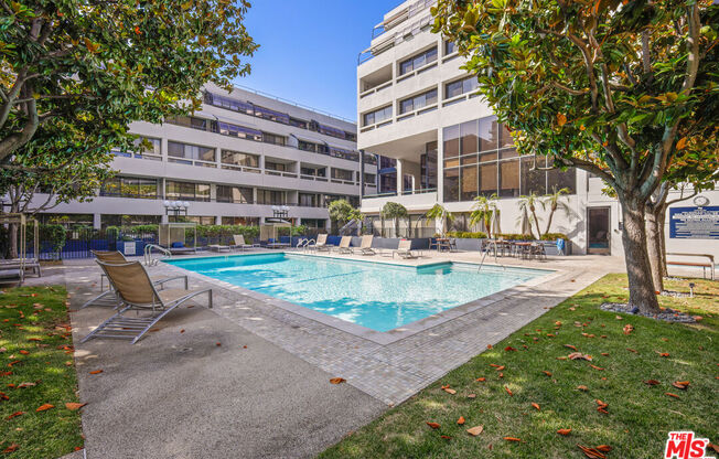 880 W 1st St Apt 216