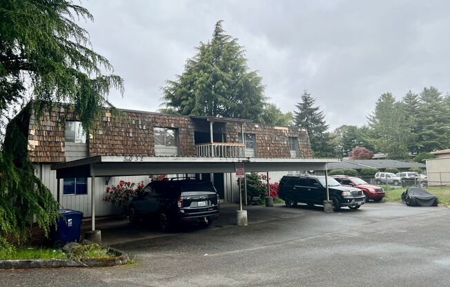 Upper-Floor Unit in Fourplex near Tacoma Mall
