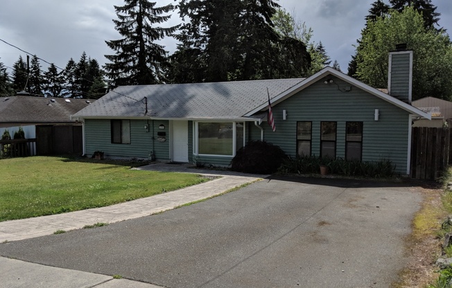 Mountlake Terrace Rambler for Rent with Central A/C! Large Yard!