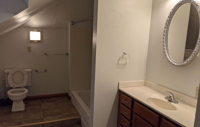 2 beds, 1 bath, $1,100, Unit 727-UP