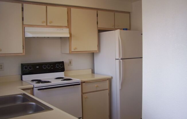 Large 2 Bedroom Apt Living, Located in the Center of Vancouver, WA!