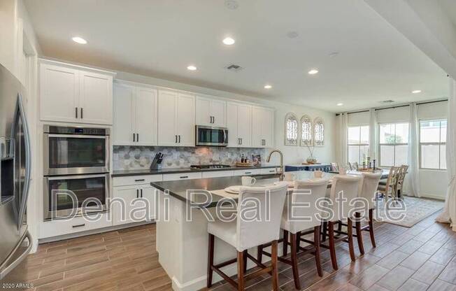 923 W YELLOWSTONE WAY