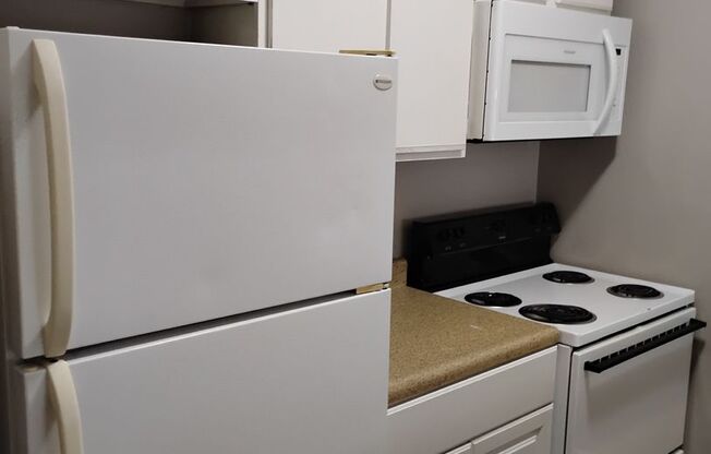 2 beds, 1 bath, 870 sqft, $925, Unit 350 C08