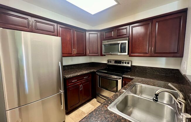 *REDUCED DEPOSIT* LARGE 2BD/2BA University City - 2 ASSIGNED PARKING SPACES, W/D in unit, Lots of Amenities