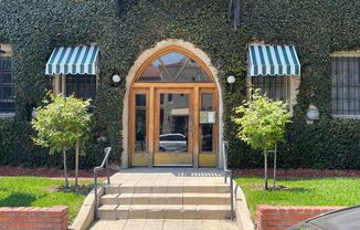 Charming Studio in a Classic Art Deco Bldg. Bright and airy with lovely wood floors, full-size kitchen with a separate dining area, remodeled bathroom, and a separate vanity room. Minutes from The Grove!