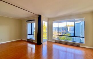 Upgraded Top Floor Sunny Studio - No Carpet!
