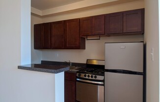 818 W Diversey Ave