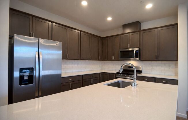 BEAUTIFUL LIKE NEW End Unit Prairie Townhome for Lease - 11424 NE 127th Ct