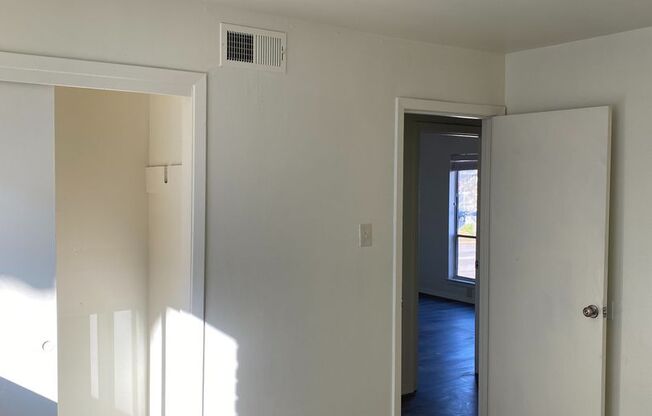 2 beds, 1 bath, $950, Unit #4