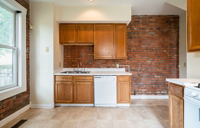 3 beds, 1.5 baths, $1,700, Unit 235 E. 3rd Ave