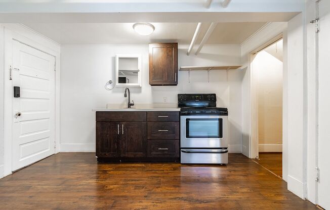 Studio, 1 bath, 400 sqft, $950, Unit 28