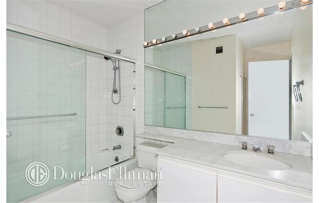 1 bed, 1 bath, 753 sqft, $4,500, Unit 15B