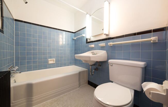 2 beds, 1 bath, 710 sqft, $1,640, Unit 02D