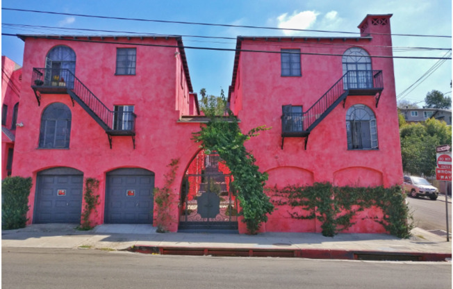 Big Momma Court Apts...Magical Renovated Bedrooms Available...CALL NOW!