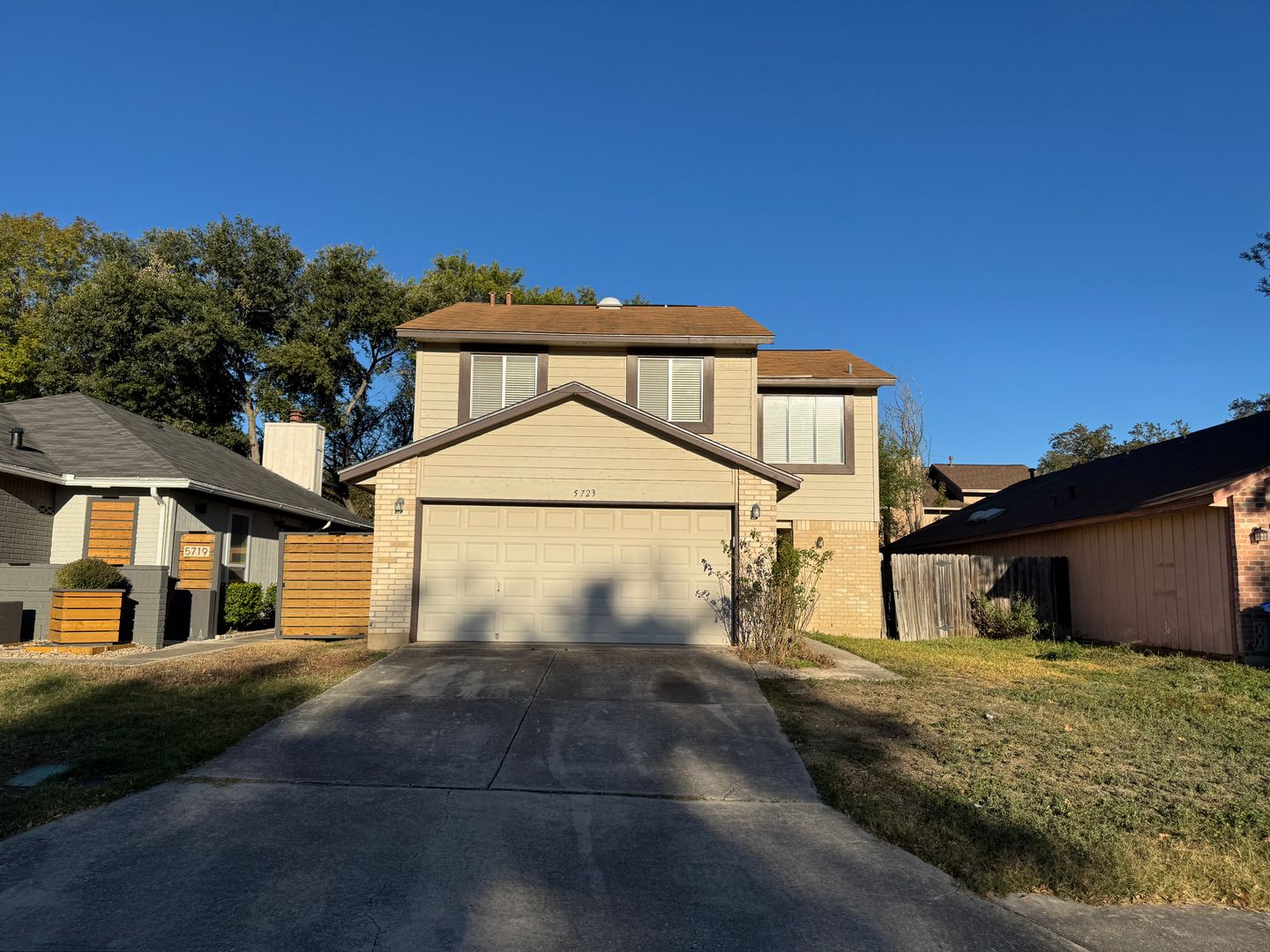 GREAT FLOORPLAN W/ HUGE MSTR BEDROOM UPSTAIRS IN SPRING CREEK - NORTHEAST