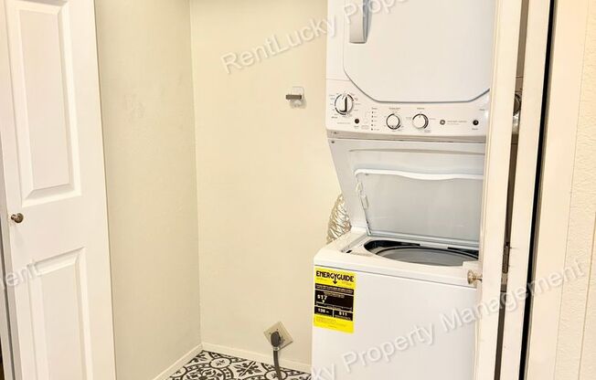 Great 1 Bedroom Condo in Kirkland with Reserved Parking! Utilities Included~