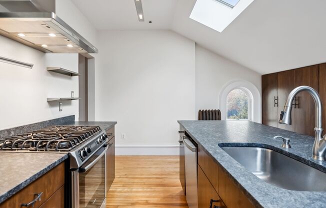 Sunny 2BR/2BA in the East End