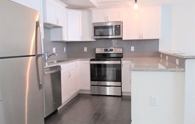 2 beds, 1 bath, 831 sqft, $2,100, Unit 102