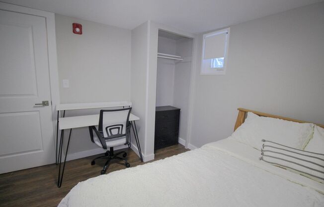 2 beds, 1 bath, $2,700, Unit Unit 2